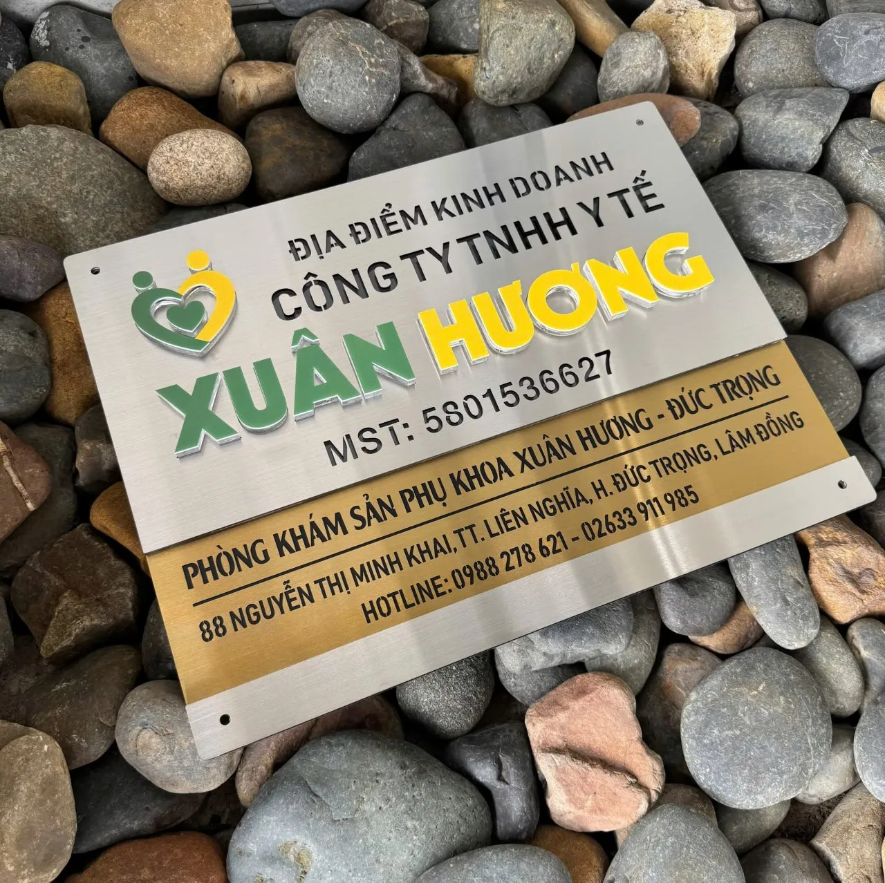 Bảng hiệu inox 2 tông màu chữ nổi logo màu thương hiệu – tổng thể bảng hiệu inox 2 tông màu trắng xước vàng xước chữ nổi logo màu thương hiệu tổng thể