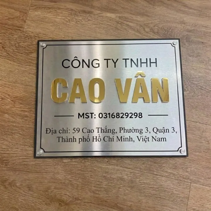 bảng hiệu công ty inox chữ nổi vàng gương nền trắng xước sang trọng
