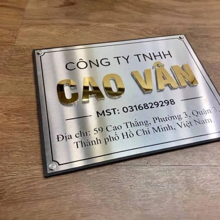 bảng hiệu inox chữ nổi 3D vàng gương nền bạc xước bóng đổ góc nghiêng