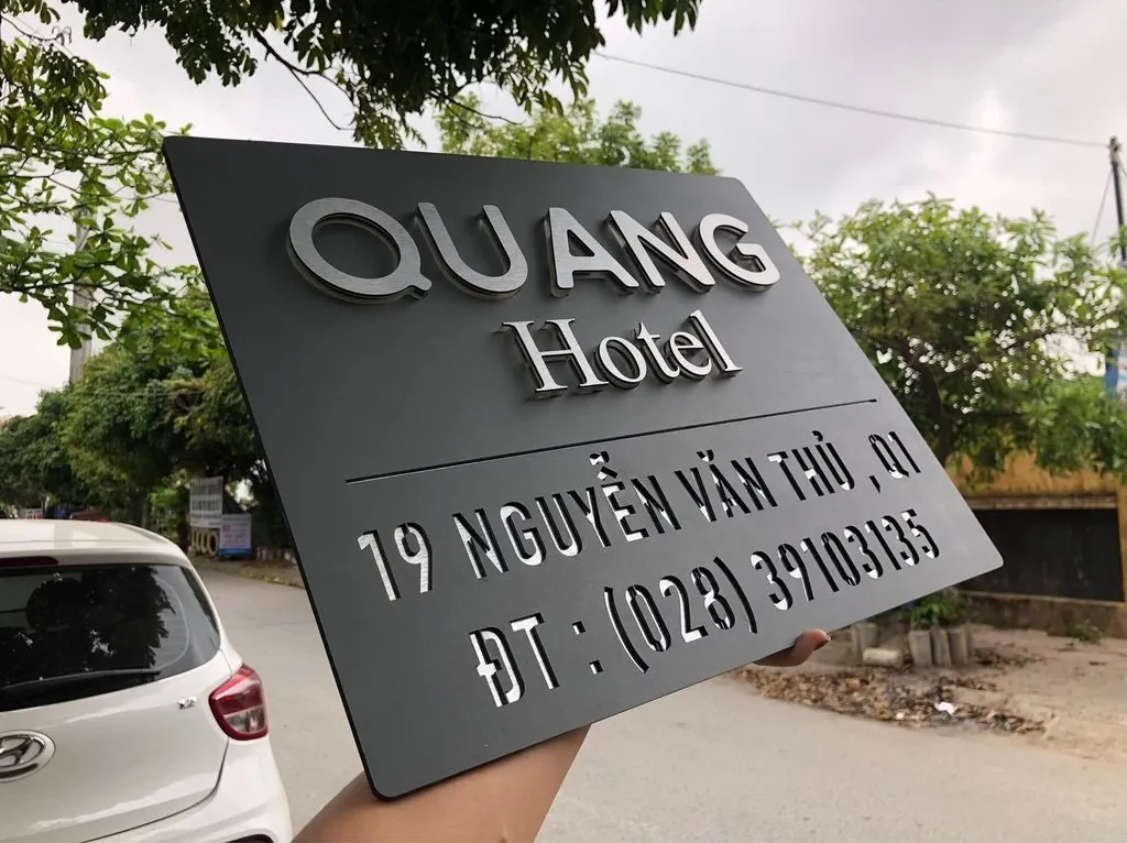 Bảng hiệu công ty inox xám khói chữ nổi 3D bạc xước nhìn từ góc nghiêng 45 độ