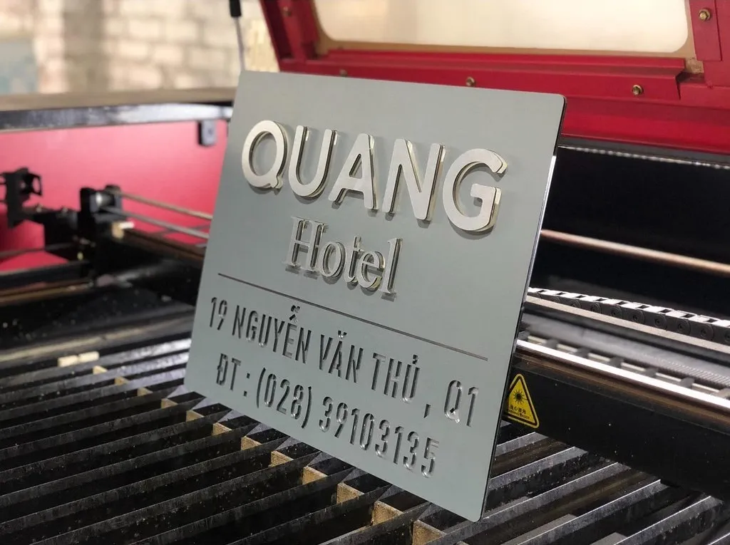 Bảng hiệu công ty inox đang được gia công trên máy cắt laser CNC tại xưởng Bảng Hiệu Vàng