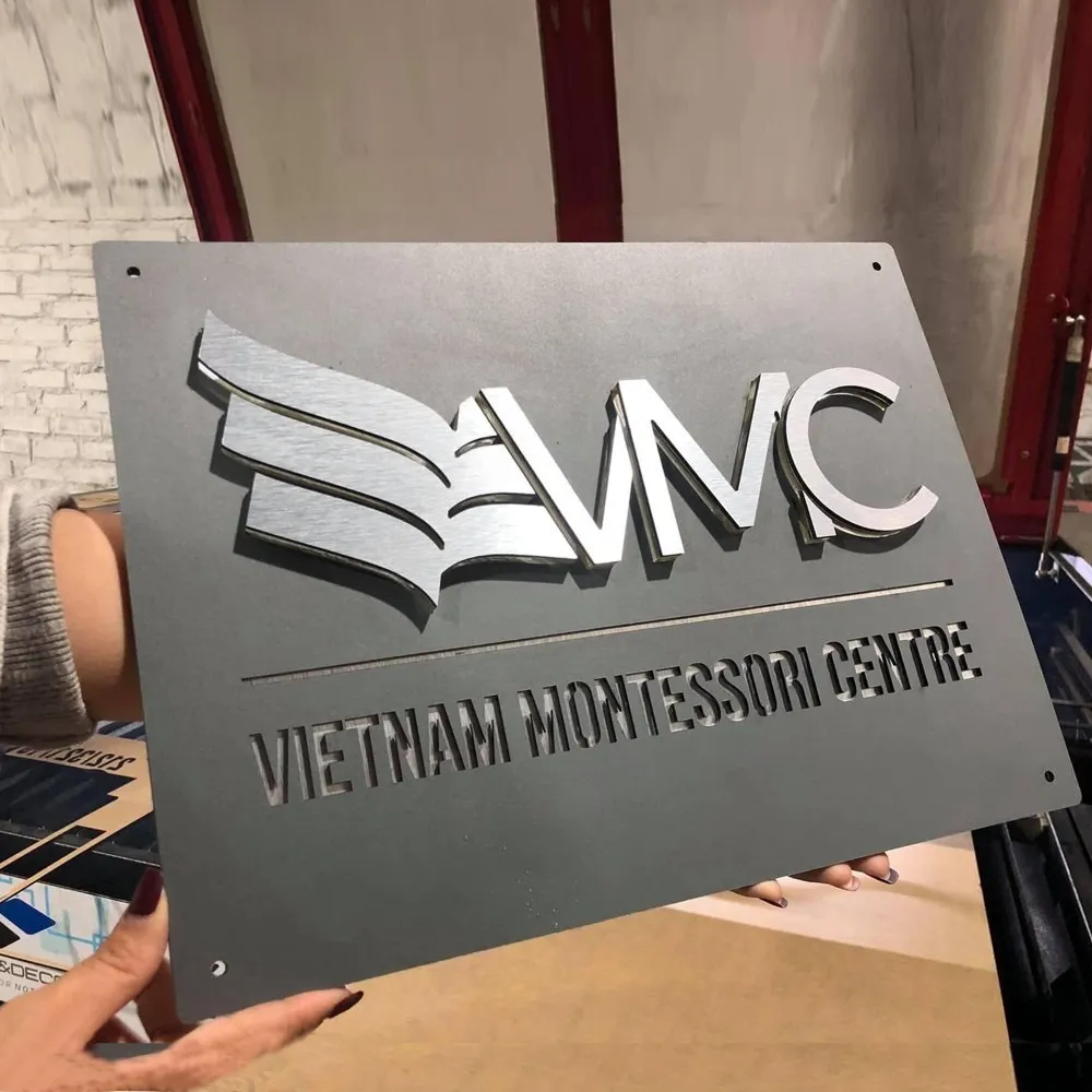 Bảng hiệu công ty inox xám khói logo nổi 3D bạc xước cho trung tâm giáo dục – Bảng Hiệu Vàng