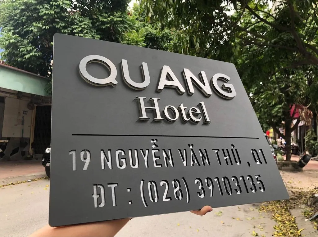 Bảng hiệu công ty inox xám khói chữ bạc xước nổi 3D – phối cảnh thực tế ngoài trời