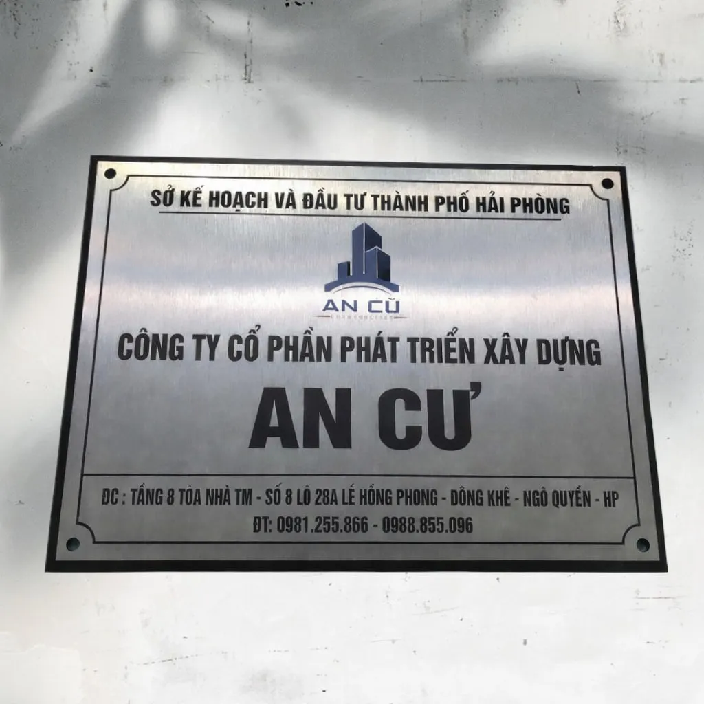 Bảng hiệu công ty inox trắng xước ăn mòn – nhìn thẳng chính diện bảng hiệu công ty inox ăn mòn kim loại đế mica đen dày 20mm cạnh vuông