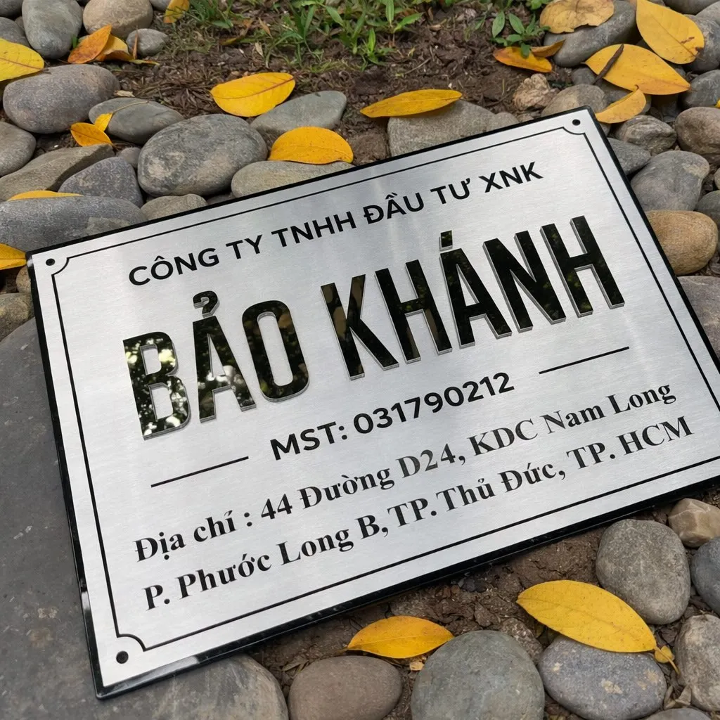 bảng hiệu công ty inox trắng xước chữ gương bạc phản chiếu góc nghiêng