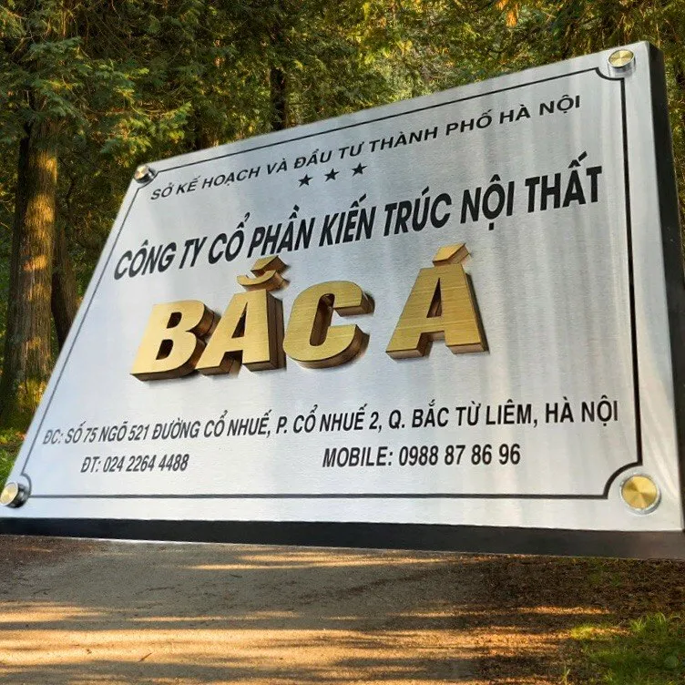 bảng hiệu công ty inox trắng xước nền bạc chữ nổi vàng xước 3D ngoài trời tổng thể