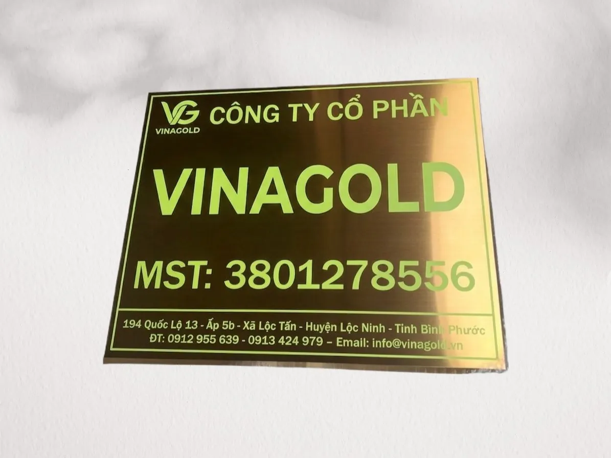 bảng hiệu công ty inox vàng đồng xước chữ xanh lá in UV công nghệ cao