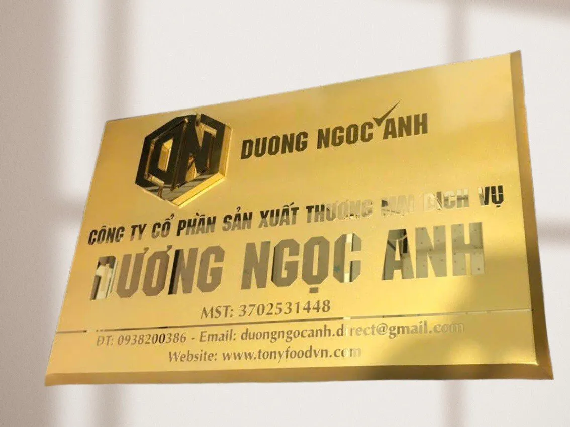 cận cảnh logo nổi 3D inox vàng gương hiệu ứng gold on gold trên bảng hiệu công ty inox vàng gương cạnh vác