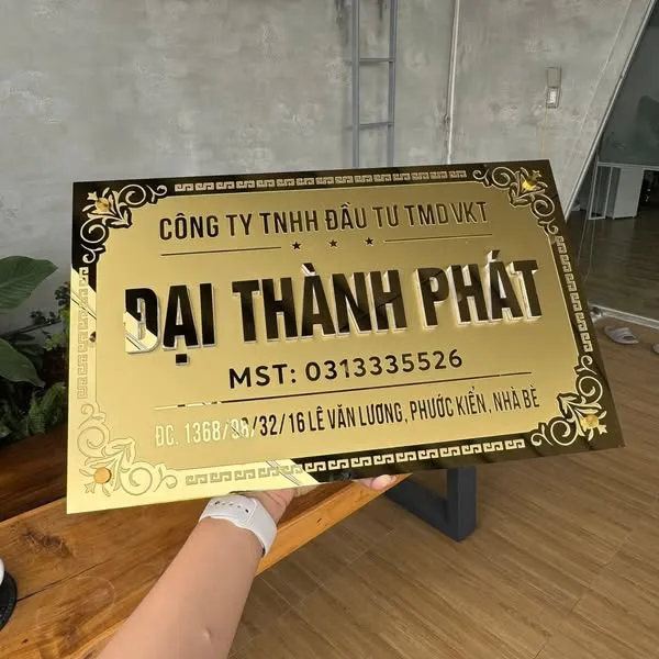 Bảng hiệu công ty inox vàng gương hoa văn cổ điển – nhìn tổng thể bảng hiệu công ty inox vàng gương chữ nổi hoa văn cổ điển tổng thể