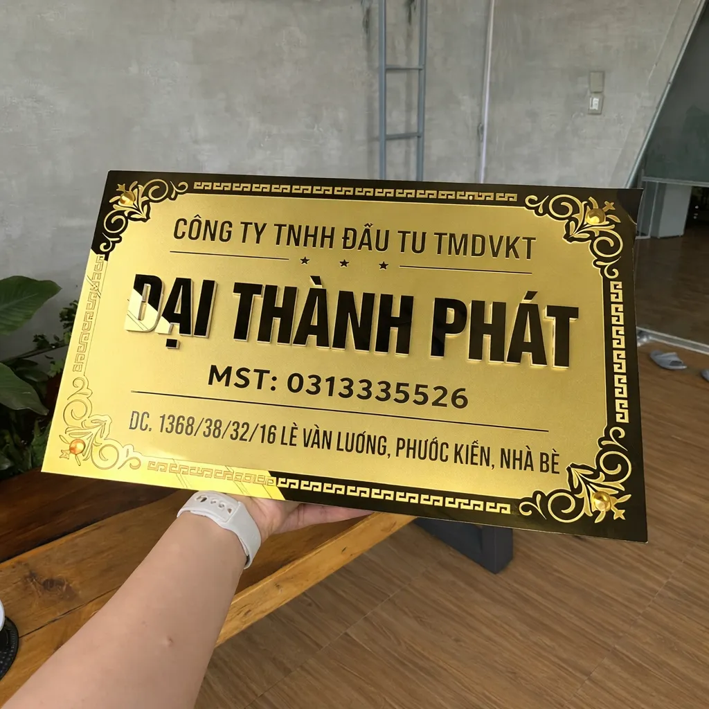 bảng hiệu công ty inox vàng chữ nổi 3D cao 10mm chân dựng 20mm nhìn góc nghiêng Bảng hiệu inox vàng chữ nổi 3D – góc nghiêng thấy độ dày chữ 10mm và chân dựng 20mm