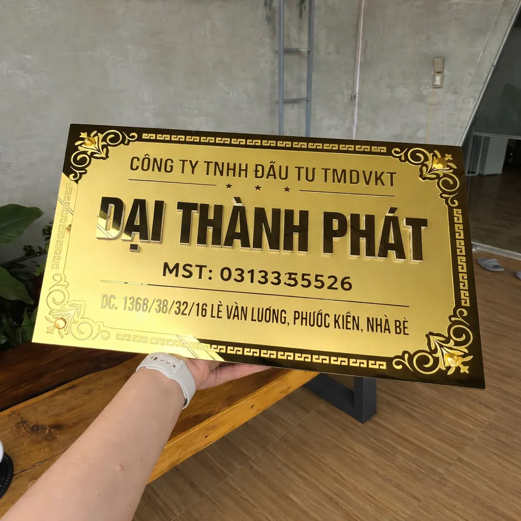 Bảng hiệu inox vàng gương – hiệu ứng phản chiếu ánh sáng lung linh bảng hiệu công ty inox vàng gương phản chiếu ánh sáng tự nhiên sang trọng