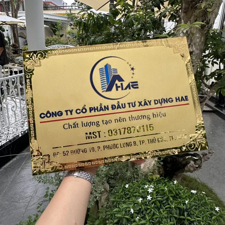 Bảng hiệu công ty inox vàng gương khắc CNC logo màu – tổng thể bảng hiệu công ty inox vàng gương khắc CNC logo màu hoa văn cổ điển tổng thể ngoài trời