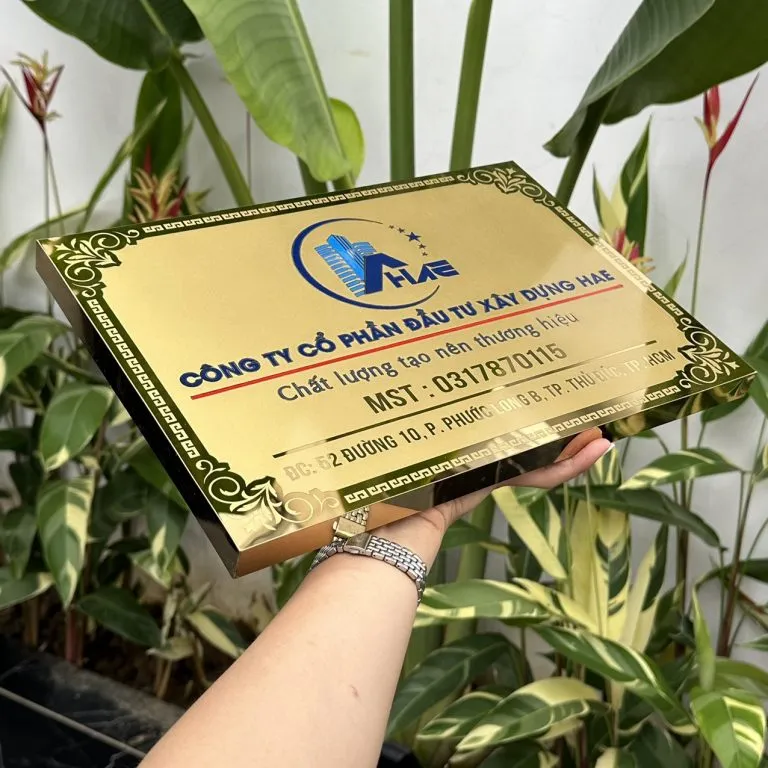 Bảng hiệu inox vàng gương khắc CNC – góc cạnh thấy rõ độ dày 20mm bảng hiệu công ty inox vàng gương khắc CNC nhìn góc cạnh thấy rõ độ dày chân dựng 20mm