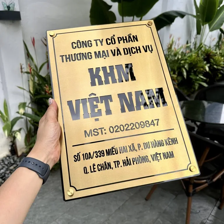 Bảng hiệu inox vàng – cận cảnh chữ khắc ăn mòn sơn đen sắc nét cận cảnh chữ khắc ăn mòn kim loại sơn tĩnh điện đen sắc nét trên bảng hiệu inox vàng xước