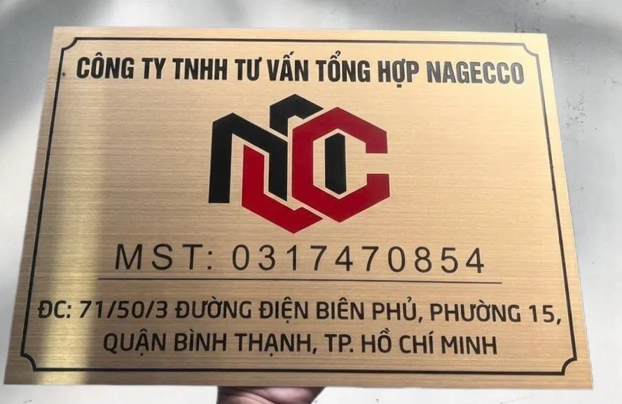 Bảng hiệu công ty inox 304 vàng xước chữ ăn mòn sơn tĩnh điện Bảng hiệu công ty inox vàng xước khắc chữ ăn mòn kim loại sơn tĩnh điện khung viền sang trọng