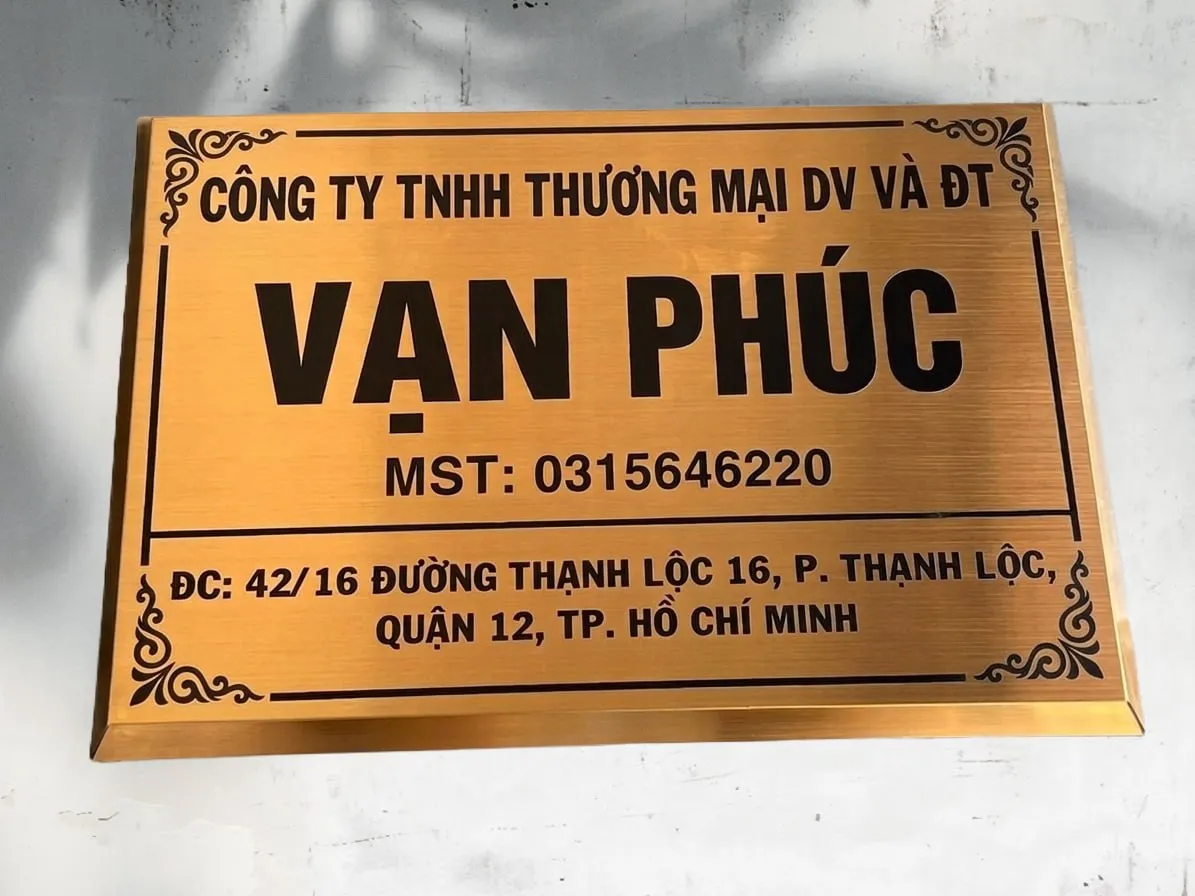 Bảng hiệu công ty inox vàng xước chữ ăn mòn sơn tĩnh điện đen cạnh vác 45 độ