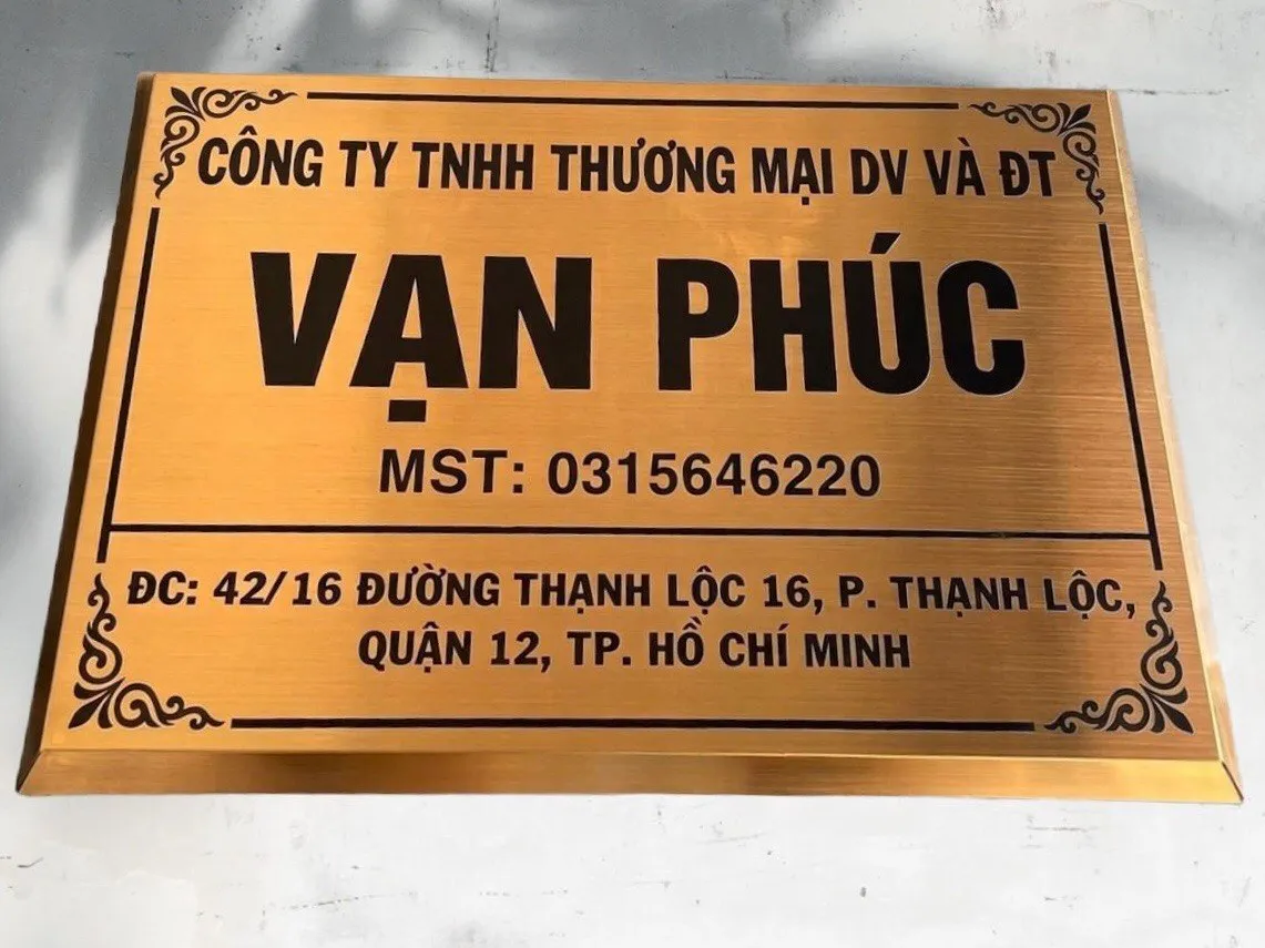 Bảng hiệu công ty inox vàng xước chữ đen phong thủy doanh nghiệp