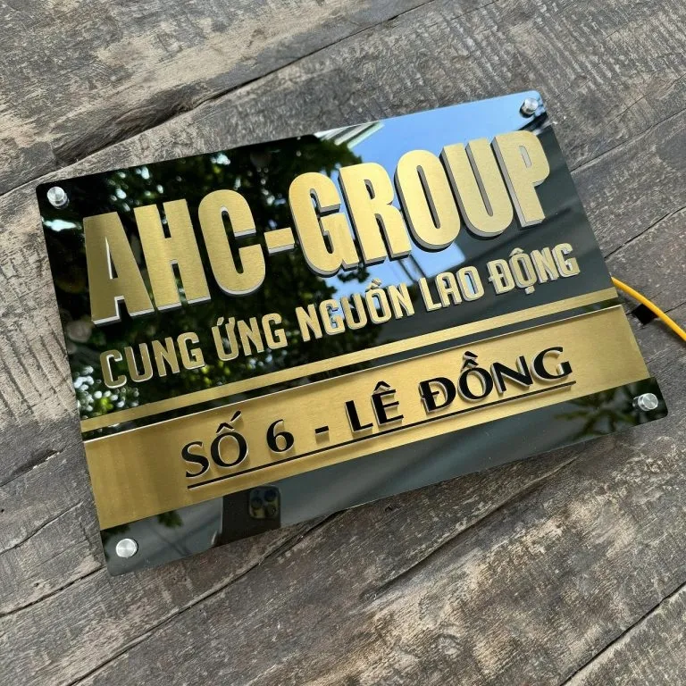 Bảng hiệu công ty inox vàng xước chữ nổi 3D nhìn góc nghiêng thấy rõ độ dày 15mm