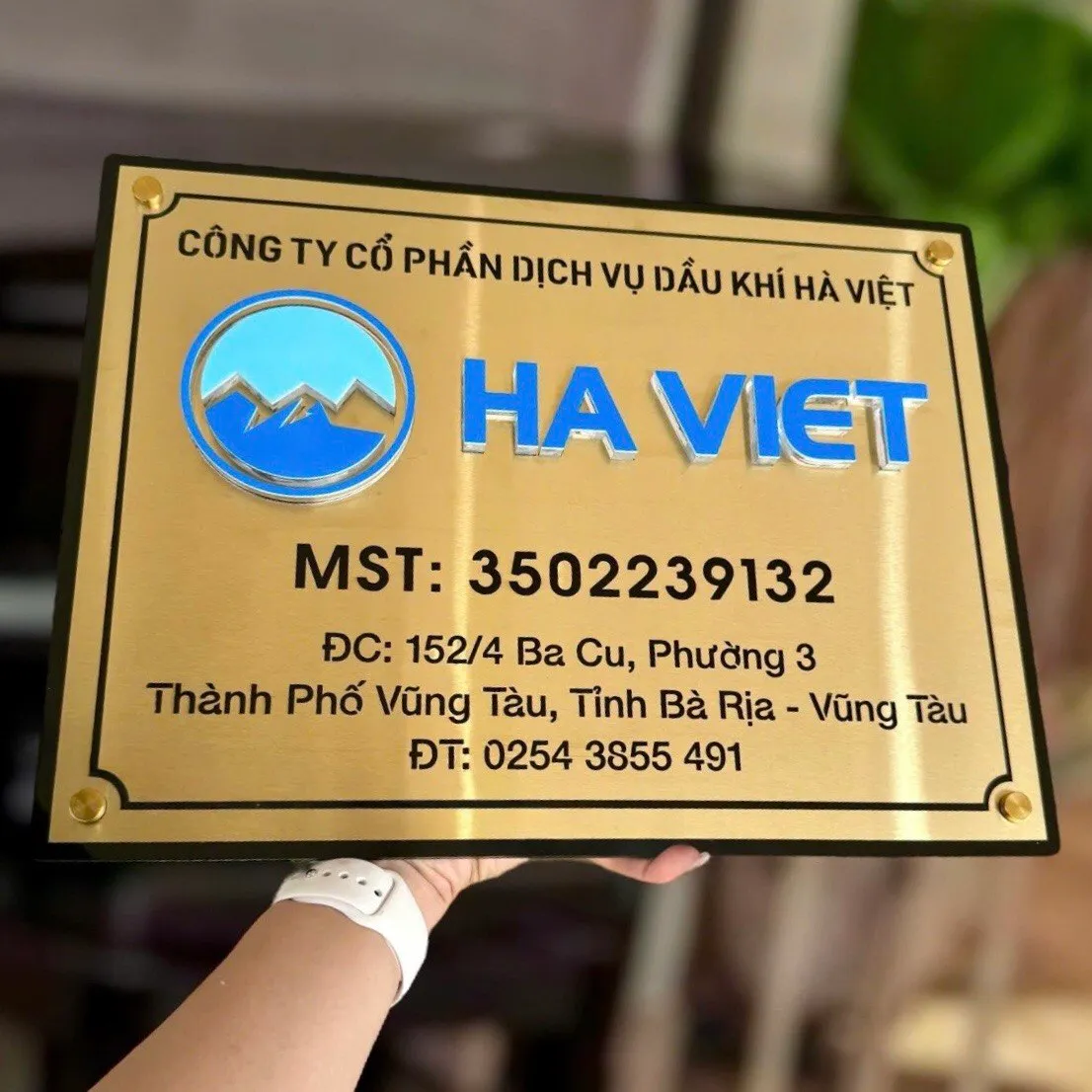 bảng hiệu công ty inox vàng xước chữ nổi 3D logo màu thương hiệu nền đế đen layering tổng thể