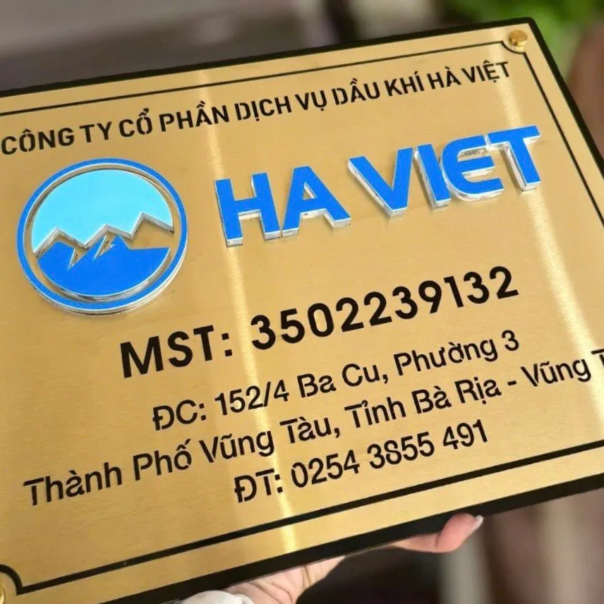 cận cảnh logo nổi 3D và chữ nổi inox sơn tĩnh điện màu thương hiệu trên bảng hiệu công ty inox vàng xước