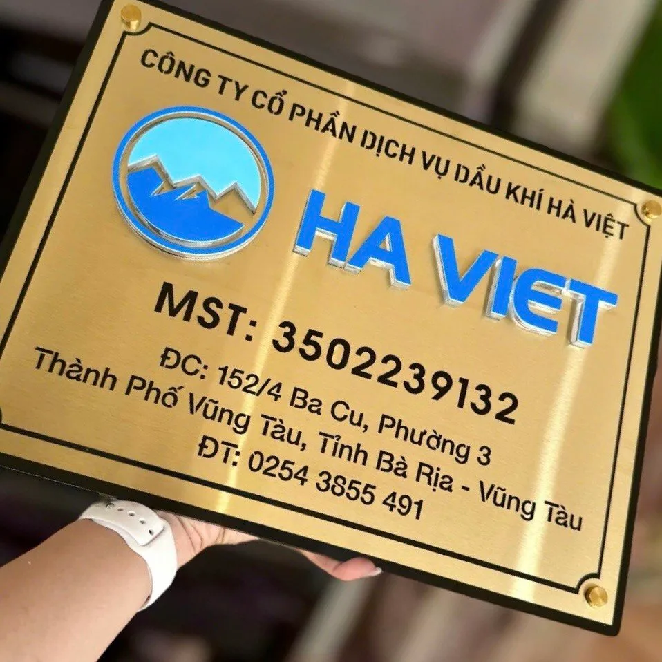 bảng hiệu công ty inox vàng xước logo nổi 3D chân dựng 20mm nhìn góc nghiêng thấy rõ độ dày