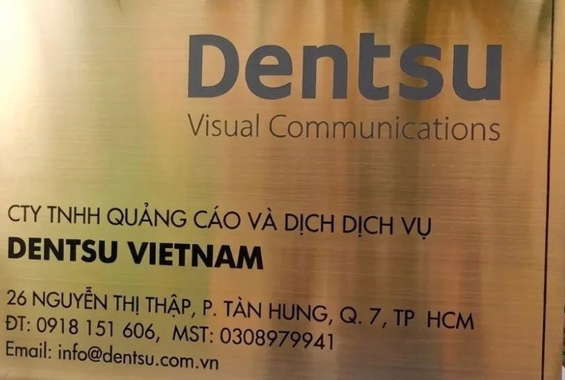 Cận Chữ Khắc Ăn Mòn Trên Bảng Hiệu Inox Vàng Xước – Sắc Nét Hoàn Hảo cận chữ khắc ăn mòn bảng hiệu công ty inox vàng xước sắc nét