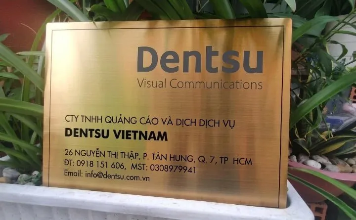 Bảng Hiệu Công Ty Inox Vàng Xước Đặt Thực Tế Ngoài Trời bảng hiệu công ty inox vàng xước phối cảnh thực tế ngoài trời bảng hiệu vàng
