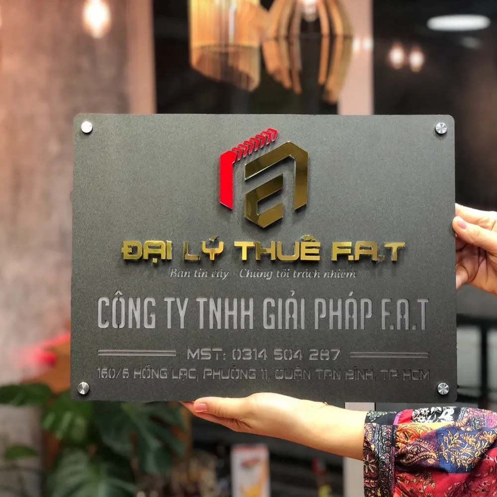Bảng hiệu công ty TNHH giải pháp F.A.T inox xám khói sơn tĩnh điện logo nổi 3D vàng đỏ bạc chữ nổi vàng