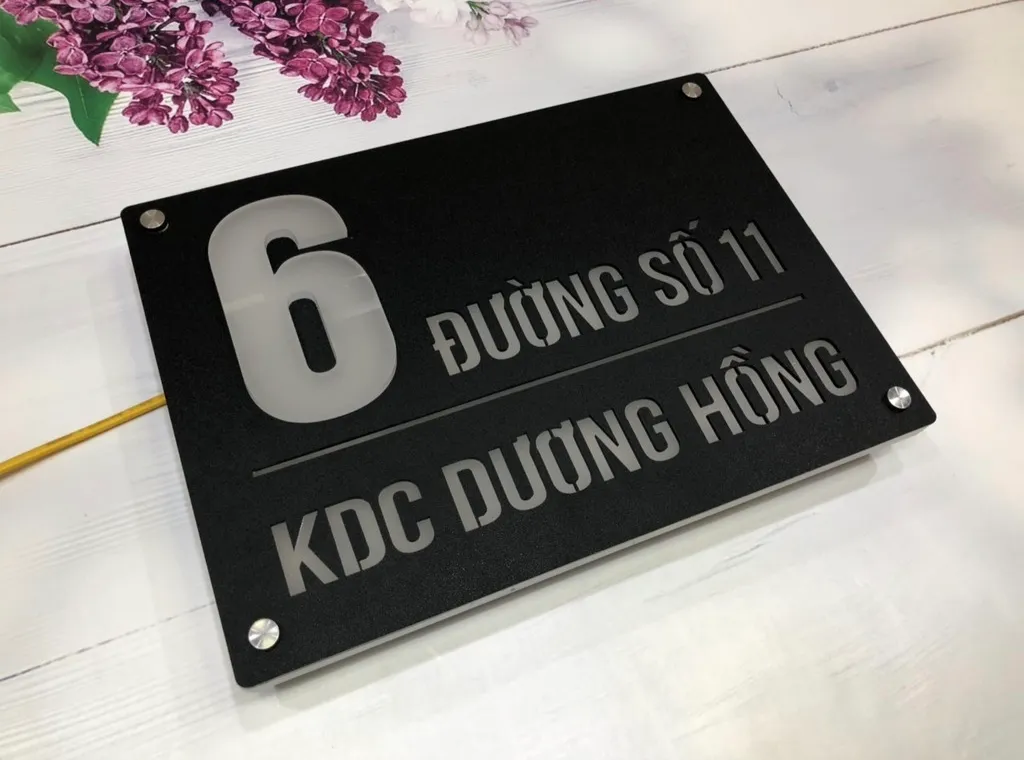 Bảng số nhà 3D mica hút LED nền đen matte đặt phẳng phối cảnh hoa tím – Bảng Hiệu Vàng