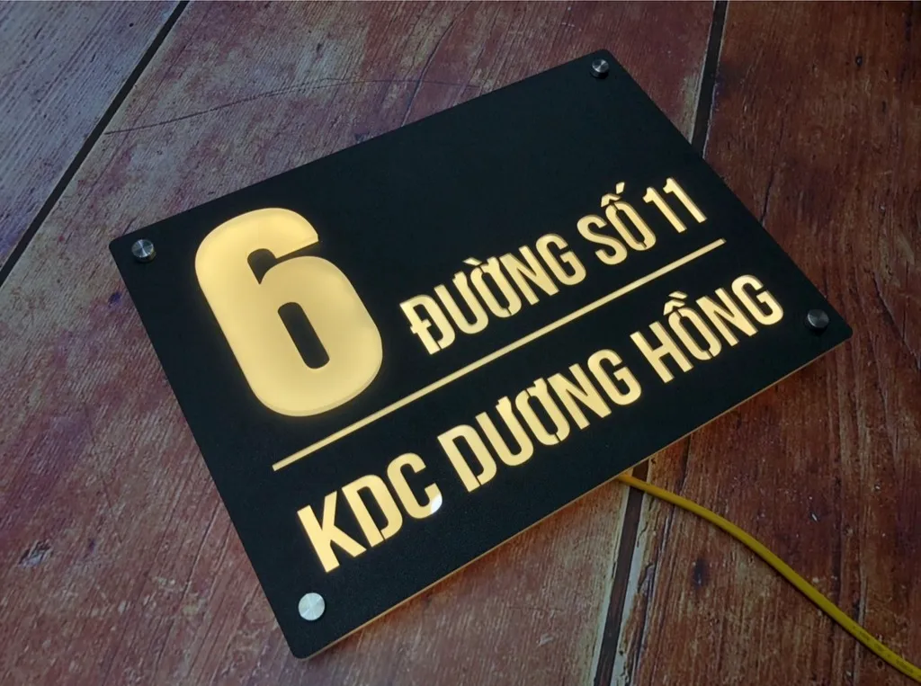 Bảng số nhà 3D mica hút nền đen matte sơn tĩnh điện ban ngày không LED – góc nghiêng hông rõ kết cấu