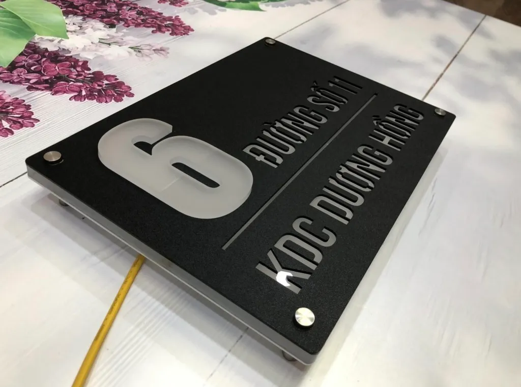 Bảng số nhà 3D mica hút LED vàng ấm nhìn thẳng – số mica phát vàng, tên đường CNC xuyên sáng vàng