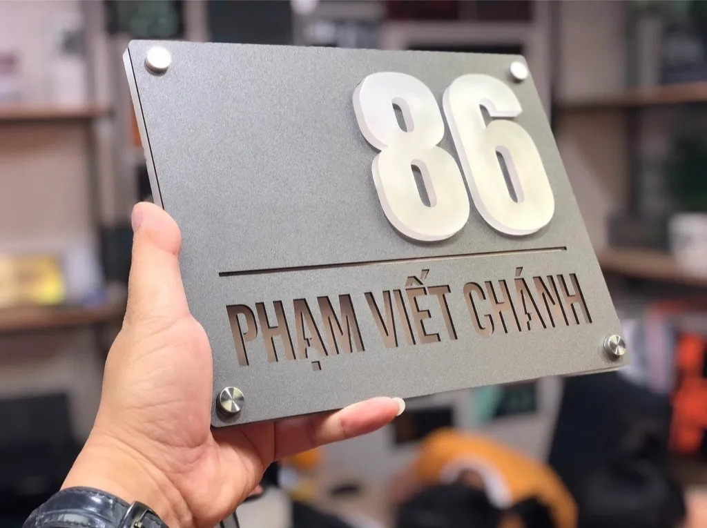 Góc nghiêng cận bảng số nhà mica hút 3D nền xám titan – rõ độ dày khối mica và rãnh CNC tên đường