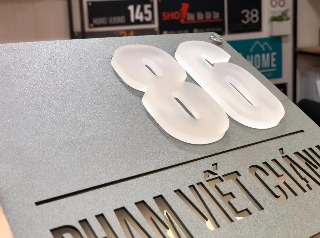 Chi tiết chữ số mica hút 3D màu trắng đục mờ nổi trên nền inox xám titan sơn tĩnh điện