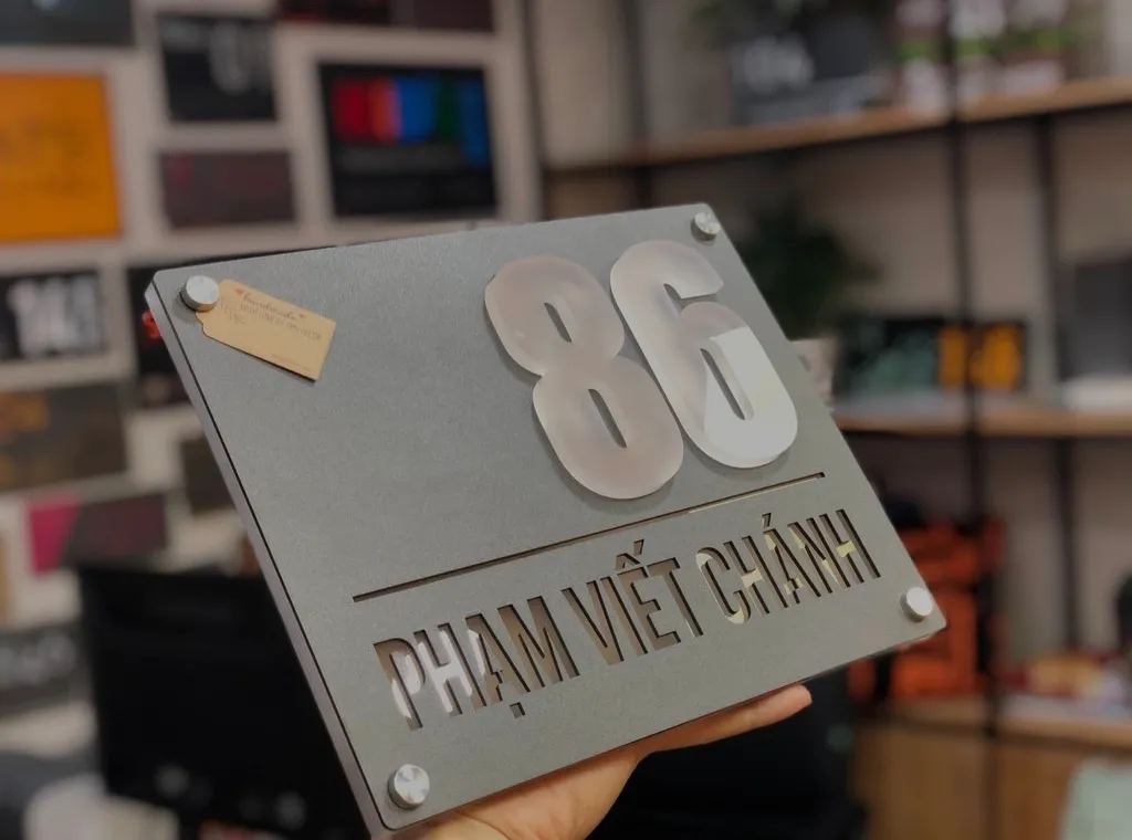 Bảng số nhà 3D mica hút LED backlit nhìn thẳng từ trên khi LED sáng – hiệu ứng số phát sáng trắng ấm