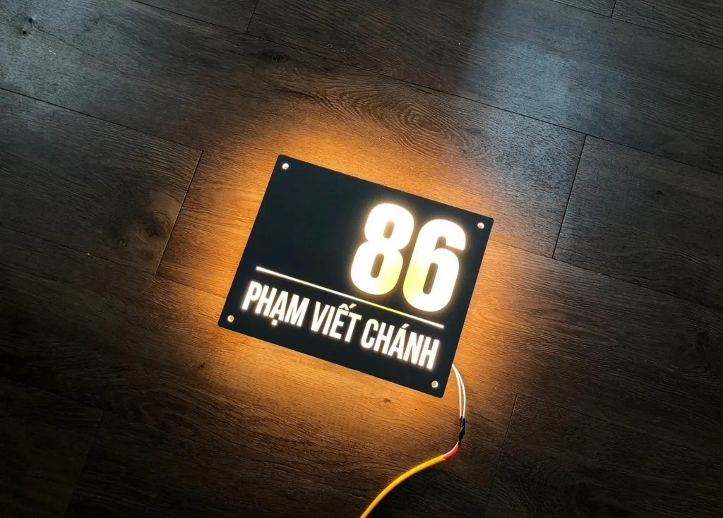 Bảng số nhà 3D số mica hút LED backlit nền xám titan sơn tĩnh điện mặt trước cầm tay