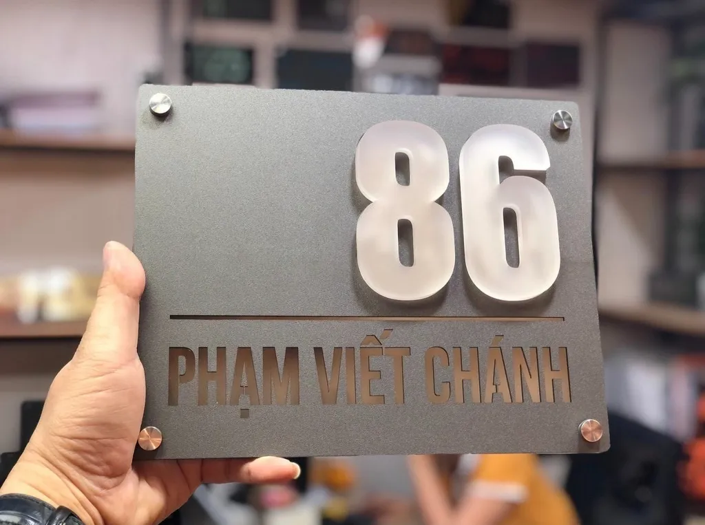 Bảng số nhà 3D mica hút LED nền xám titan mặt trước cầm tay chụp trong xưởng sản xuất Bảng Hiệu Vàng