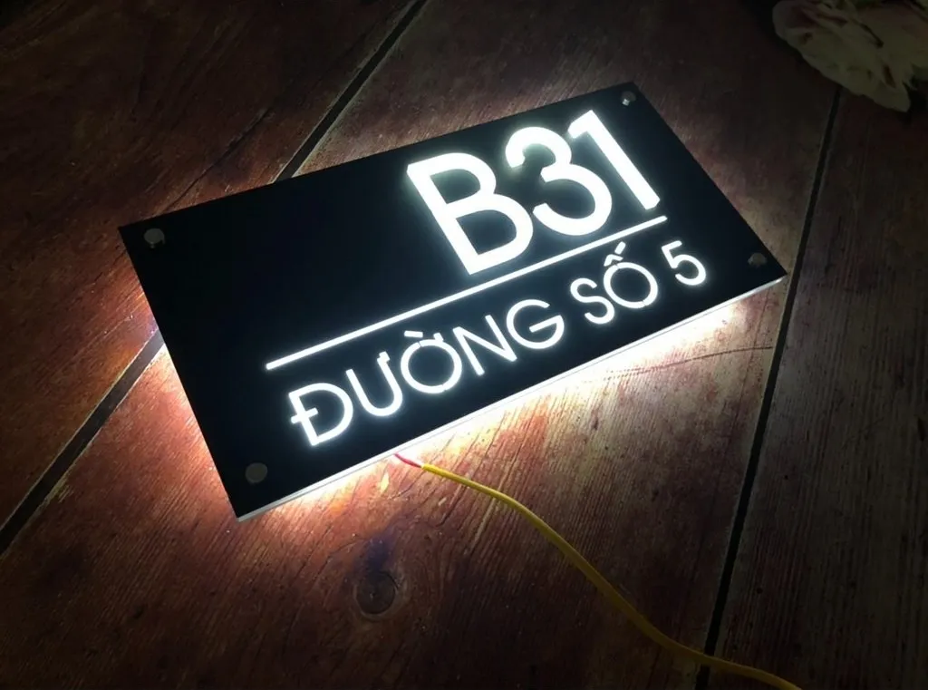 Bảng số nhà LED phát sáng chụp thẳng ban đêm – toàn bộ chữ và đường kẻ sáng rực trên nền đen