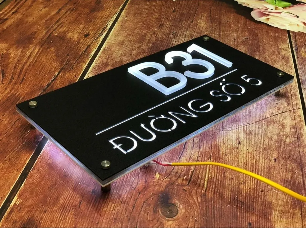 Bảng số nhà có đèn LED nhìn ban ngày từ góc nghiêng – thấy rõ cấu trúc chữ mica nổi 3D và nền đen sần