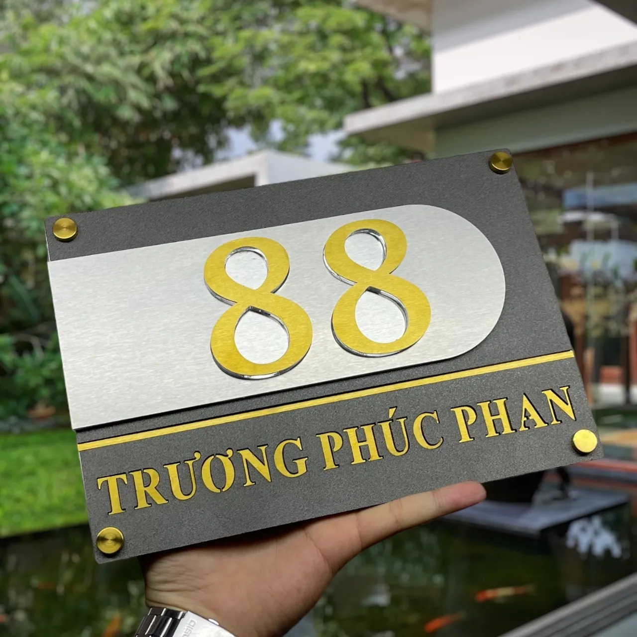 Bảng số nhà inox 2 lớp chữ vàng gương 24K nền xám khói tấm số viền cong cao cấp Bảng Hiệu Vàng