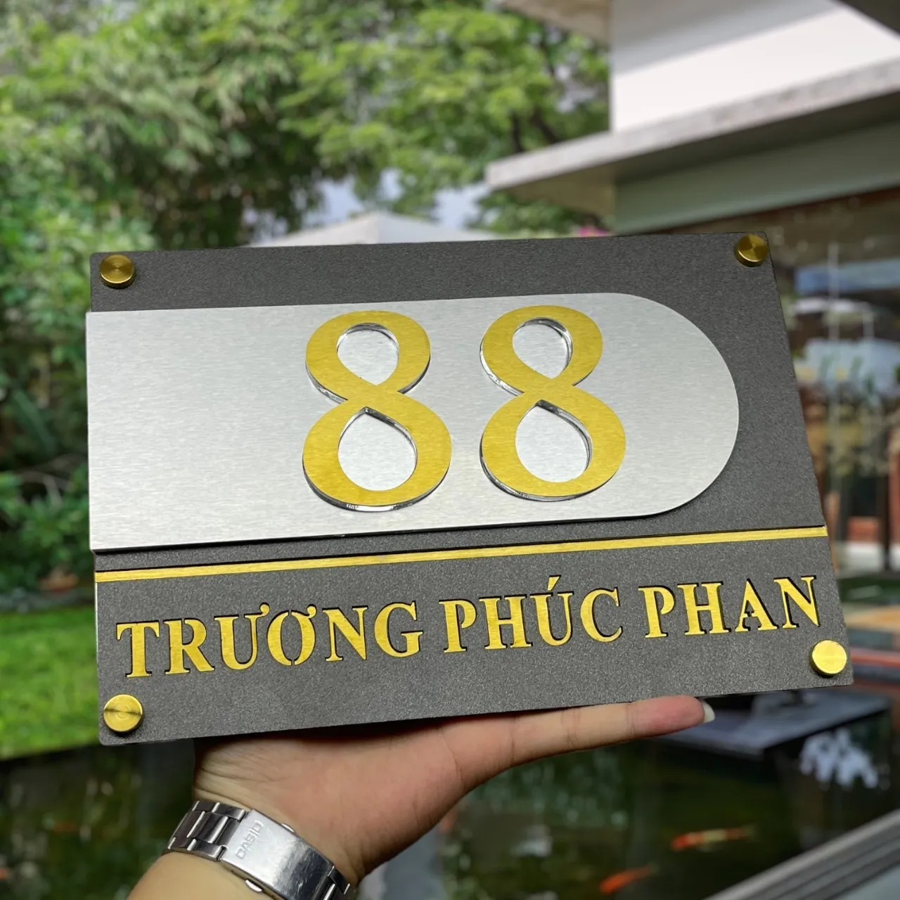 Bảng số nhà inox 2 lớp chữ vàng gương nền xám khói mặt trước thẳng rõ toàn bộ bố cục