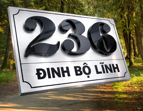 Bảng số nhà inox 3D chụp góc nghiêng thể hiện chiều sâu chữ nổi 10mm