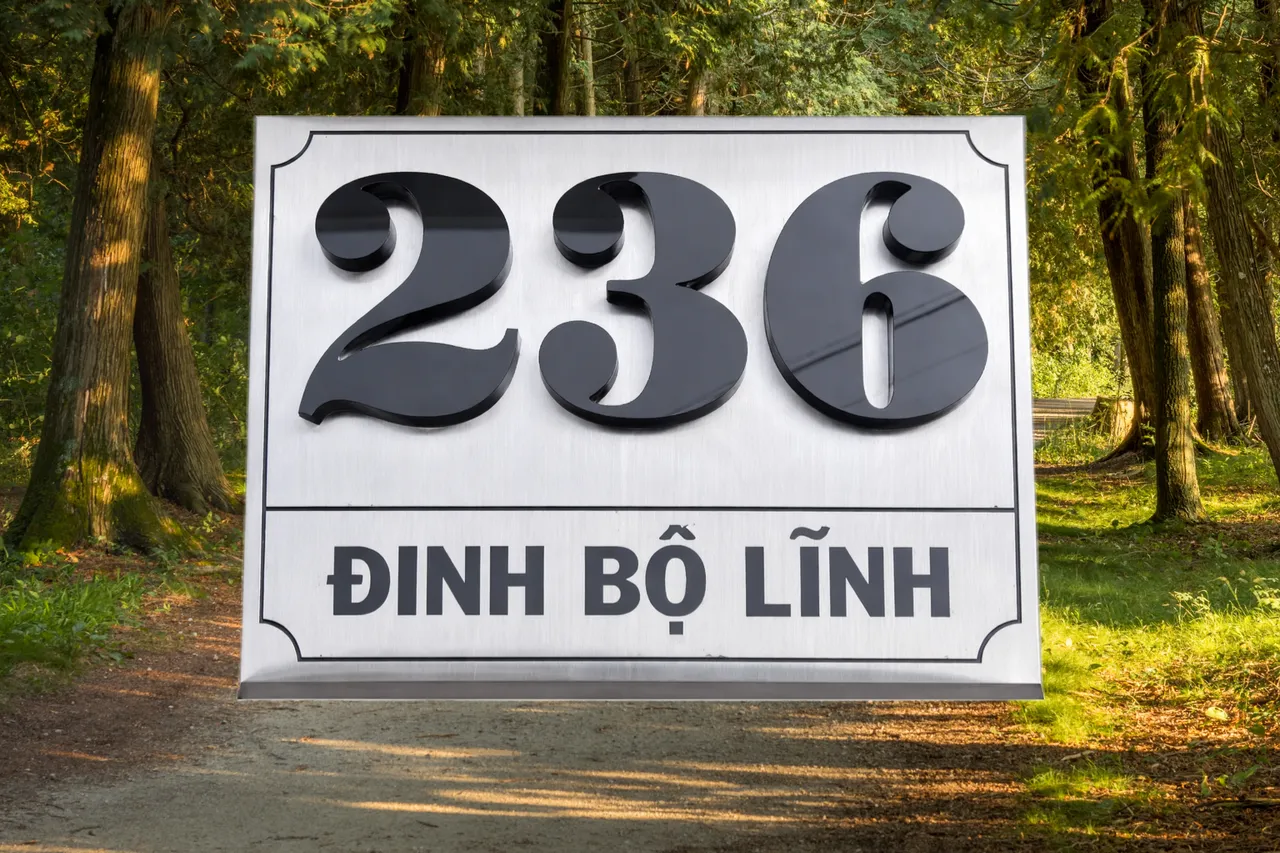 Bảng số nhà inox 304 chữ nổi 3D màu xám bạc nhìn thẳng mặt trước