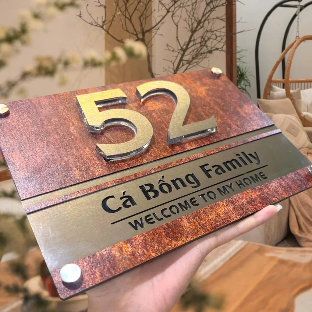 Cận cảnh chữ số inox 304 nổi 3D cao 10mm trên nền sơn giả đá nâu đỏ