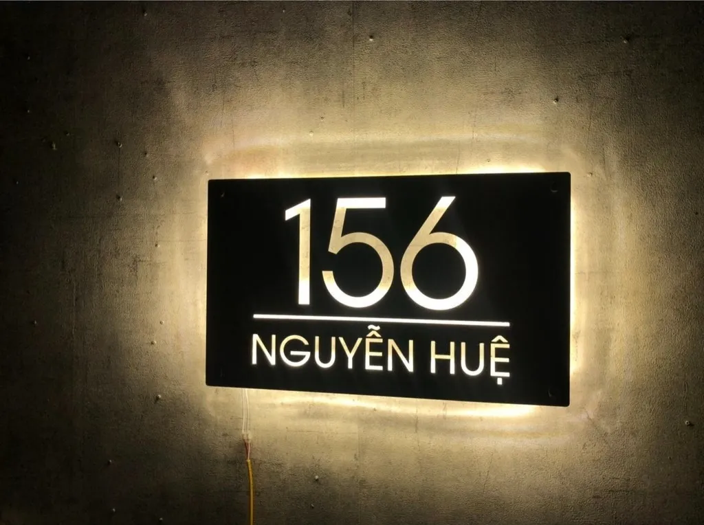 Bảng số nhà inox 304 hairline đèn LED halo backlit phát sáng ban đêm, hiệu ứng hào quang vàng ấm trên tường