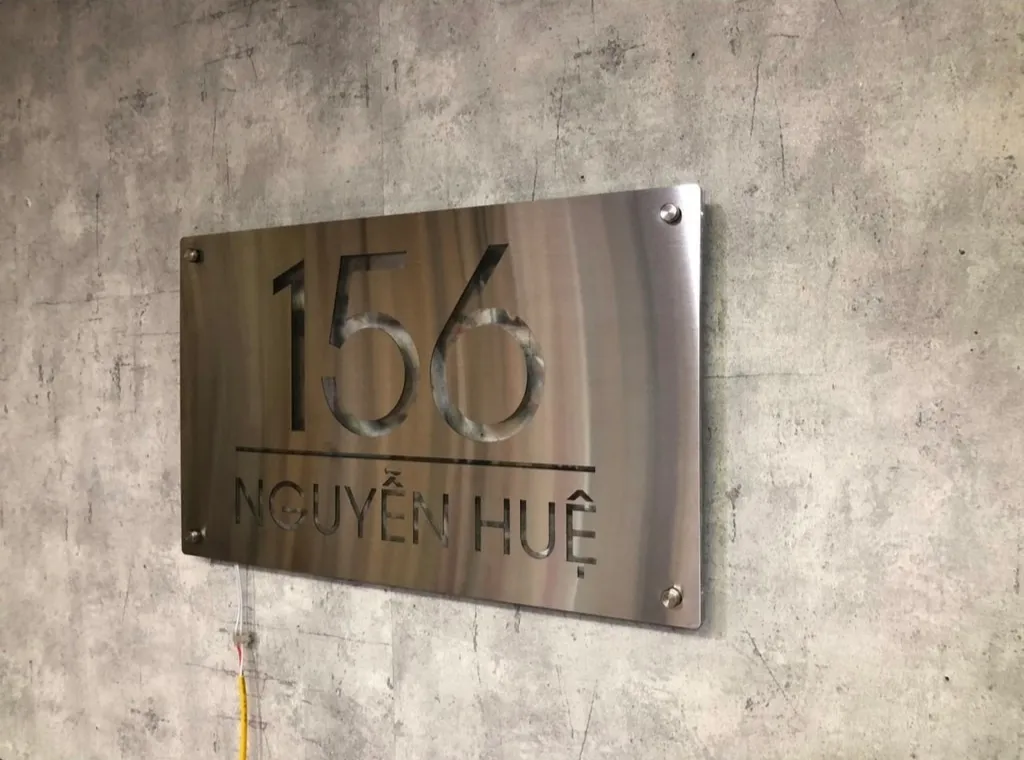 Bề mặt tấm nền inox 304 hairline vân chải ngang, cắt CNC chữ âm sắc nét