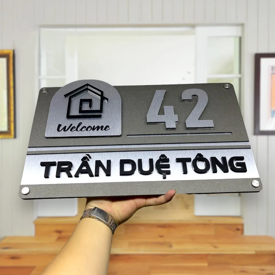 Bảng số nhà inox 304 xước bạc chữ nổi 3D họa tiết ngôi nhà chữ Welcome trên nền xám titanium