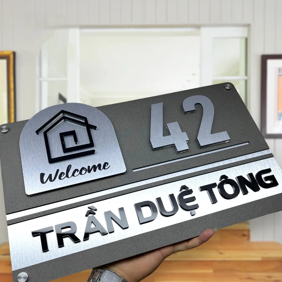 Góc chụp nghiêng bảng số nhà inox 304 cho thấy chiều cao chữ nổi 3D 10mm