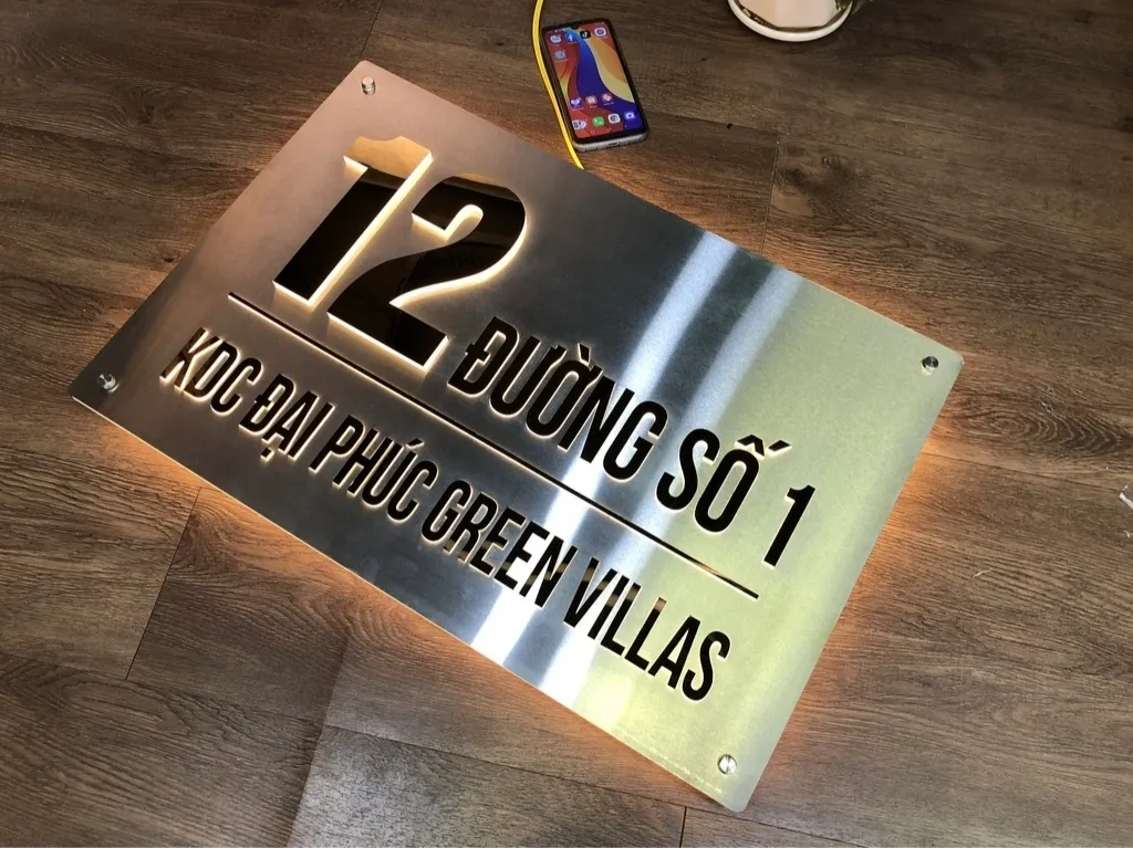Bảng số nhà inox 3D kích thước lớn chữ nổi bạc gương đèn LED nền inox bạc xước mẫu khu đô thị