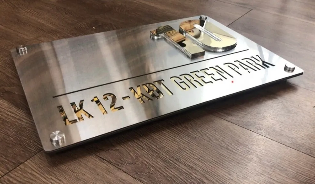 Toàn cảnh bảng số nhà inox 3D chữ nổi bạc gương đèn LED viền sáng góc nghiêng mẫu khu đô thị