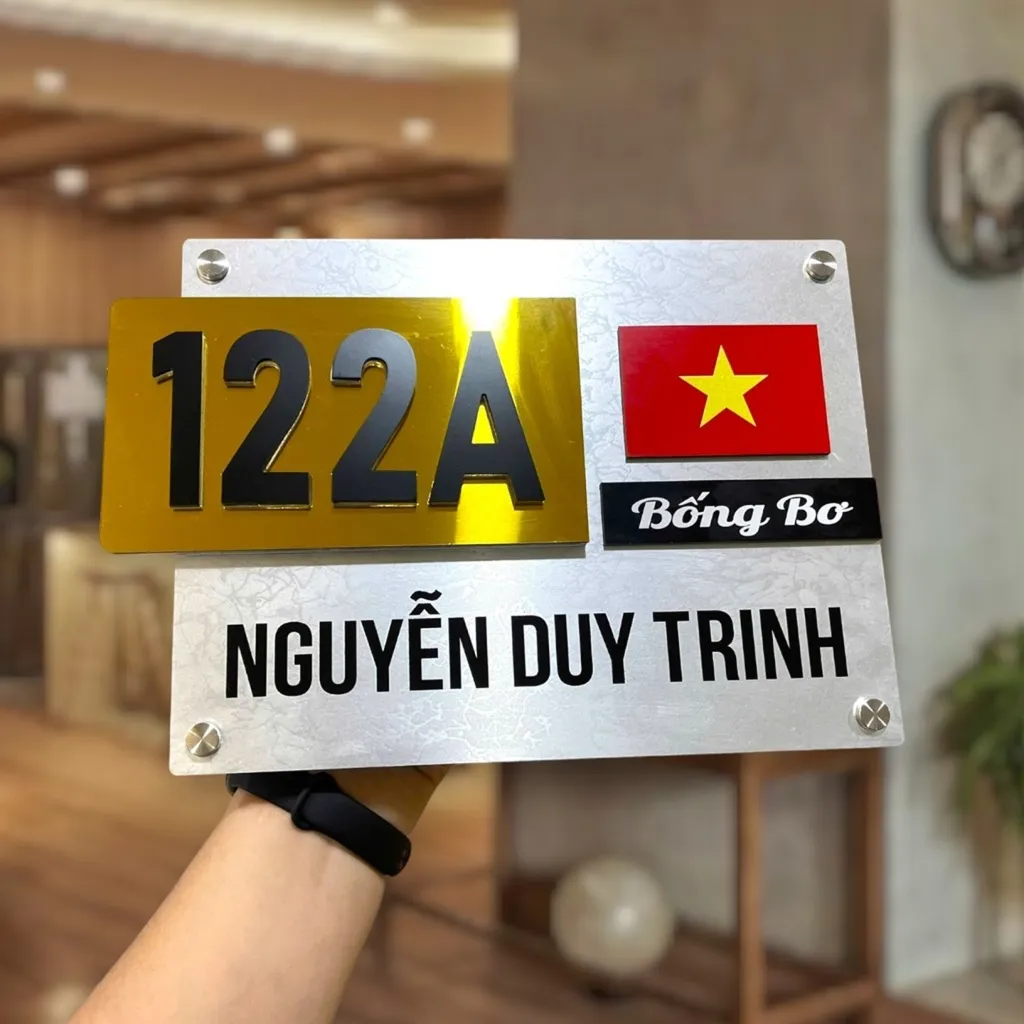 Bảng số nhà inox cờ đỏ sao vàng nhìn góc nghiêng thể hiện độ dày 3D Bảng số nhà inox 3D chữ nổi họa tiết cờ đỏ sao vàng góc nghiêng – Bảng Hiệu Vàng